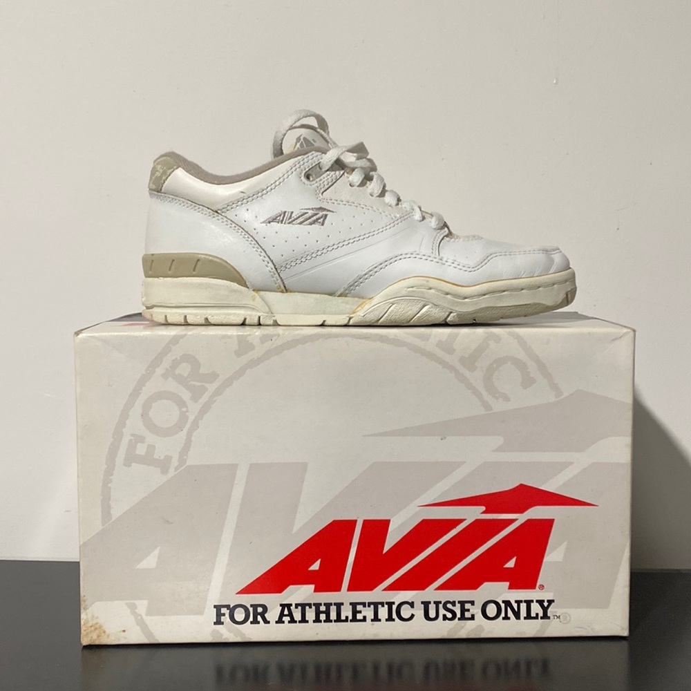 Vintage Womens Avia tennis shoe size 7 all white Y2K streetwear hi top